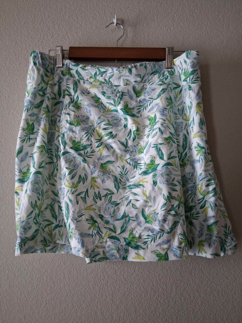 Ellen Tracy White Floral A-Line Skirt with Green Leaf Print Size Large